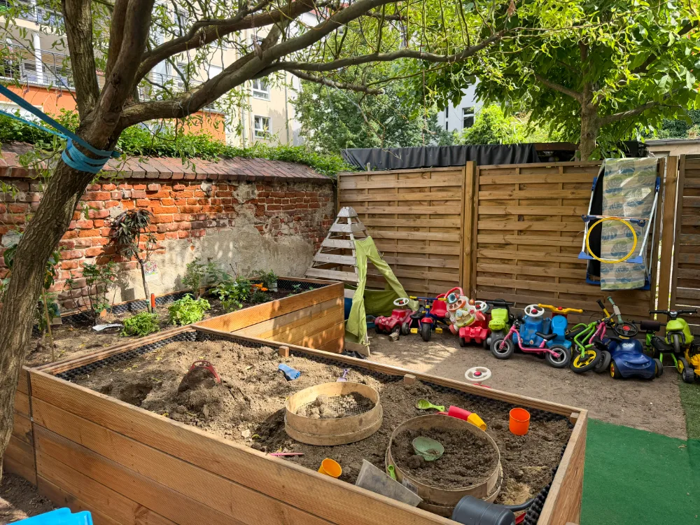 Hochbeete und Sandkasten im Garten