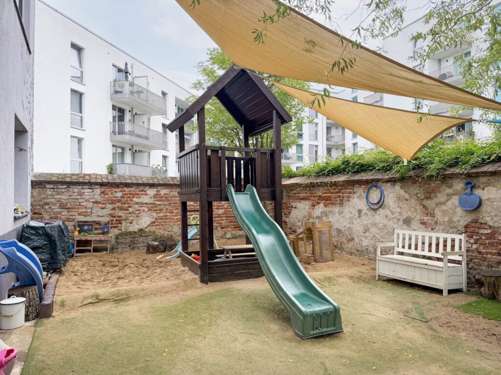 Garten mit Kletterturm, Rutsche, Sandfläche und Sonnensegeln