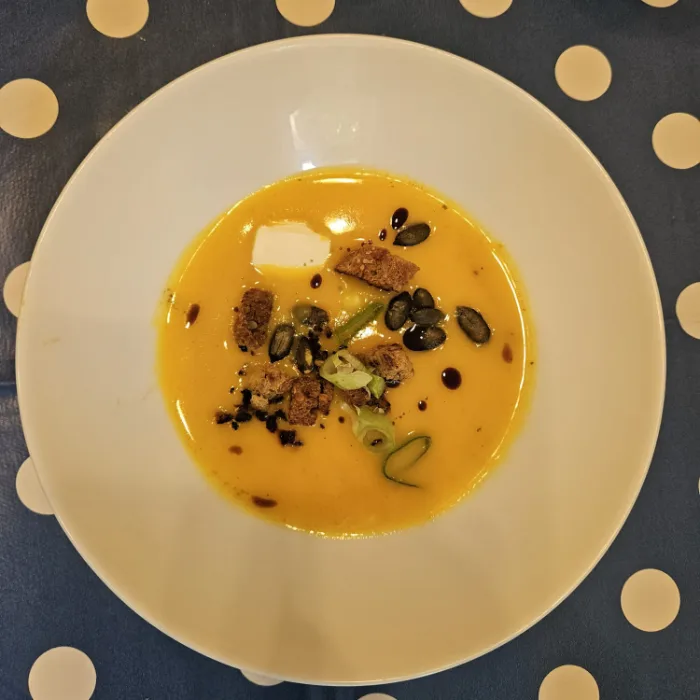 Teller mit Kürbissuppe